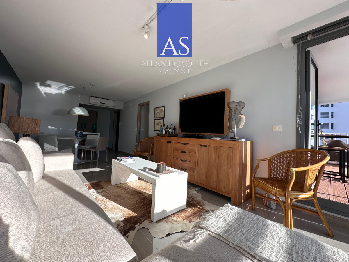 Apartamento ID.4055 - Vende departamento de 2 dormitorios finamente decorado en Torre Onix, Punta del Este