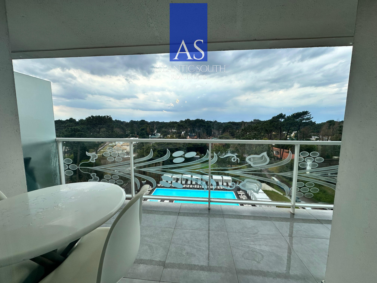Vende apartamento de 2 dormitorios en Roosevelt Punta del Este.