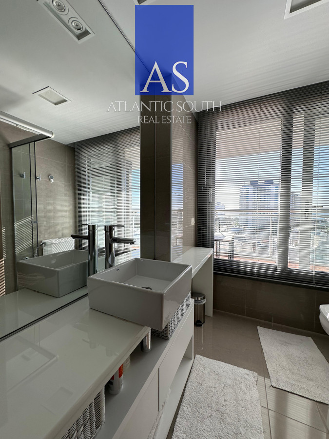 Apartamento ID.4055 - Vende departamento de 2 dormitorios finamente decorado en Torre Onix, Punta del Este