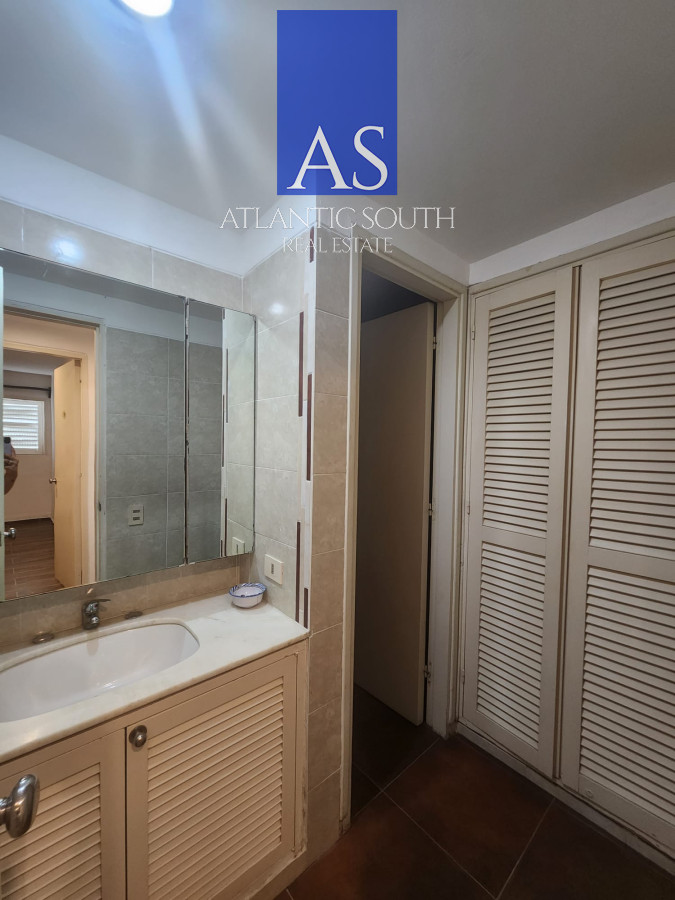 Apartamento ID.3326 - Espectacular apartamento en primera linea, parada 33 de Playa Mansa Punta del este