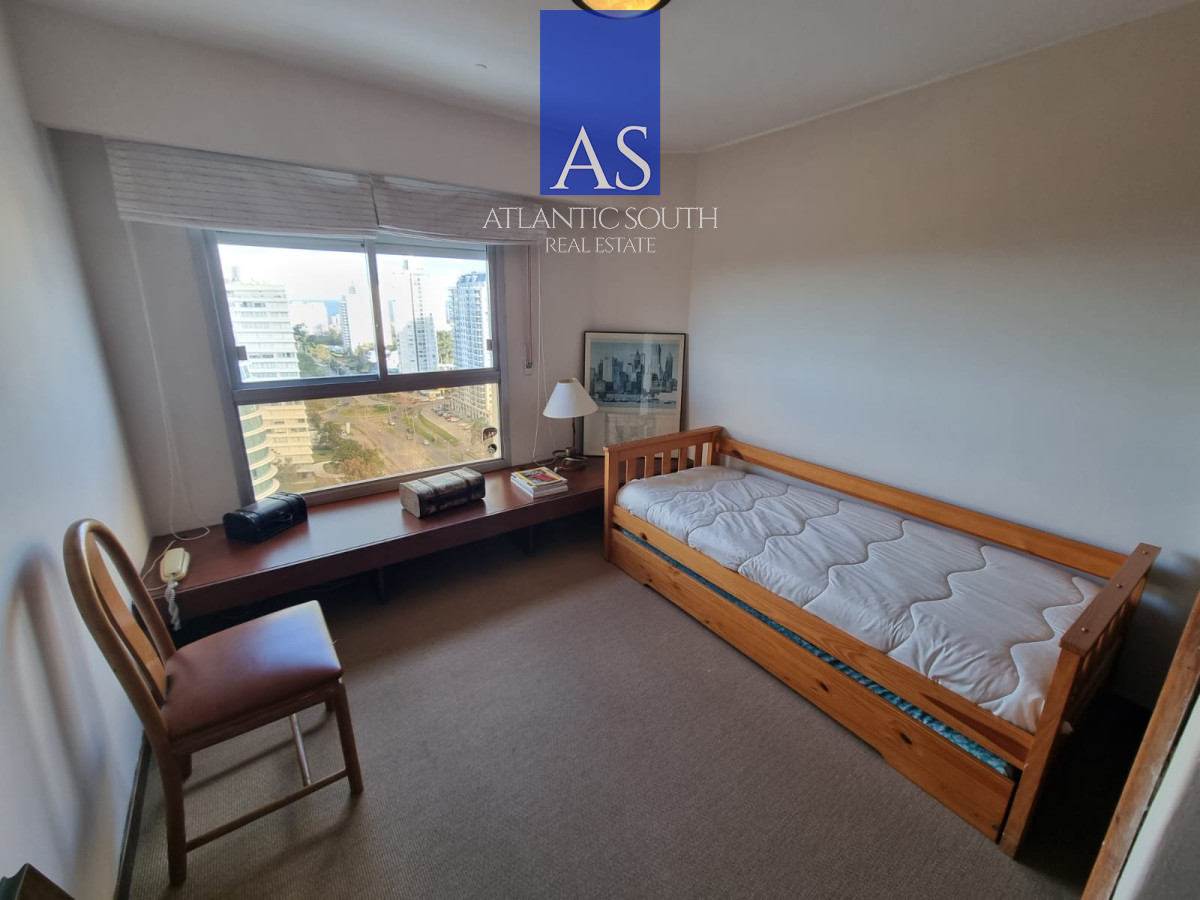 Apartamento ID.4166 - Apartamento 3 dormitorios vista espectacular parcial al mar frente a Punta Shopping garage Punta del Este
