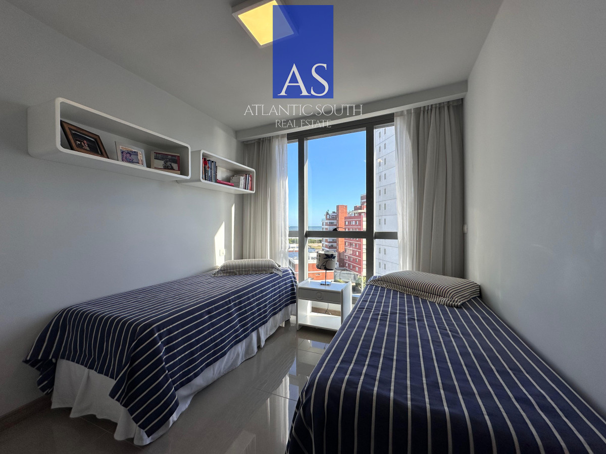 Apartamento ID.4055 - Vende departamento de 2 dormitorios finamente decorado en Torre Onix, Punta del Este