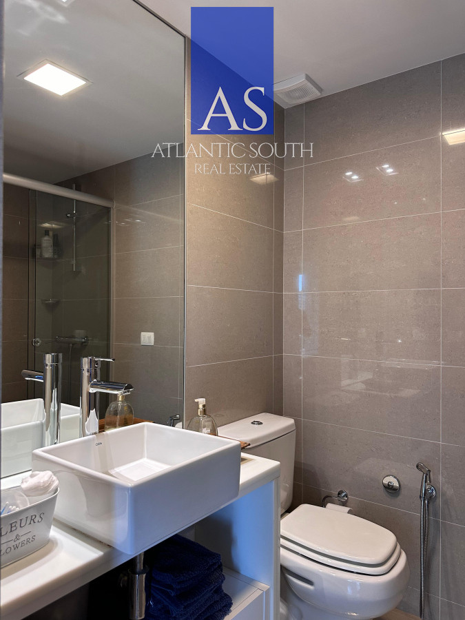 Apartamento ID.4055 - Vende departamento de 2 dormitorios finamente decorado en Torre Onix, Punta del Este