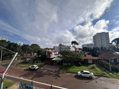 Apartamento de 2 dormitorios con 2 baños en venta terraza cochera Aidy Grill Punta del Este