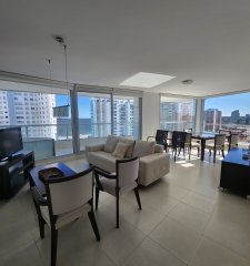 Vende apartamento de 3 dormitorios en Mansa- Punta del Este, con excelente vista.