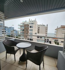 Apartamento de 2 dormitorios con garage y piscina climatizada en Peninsula- Punta del Este.