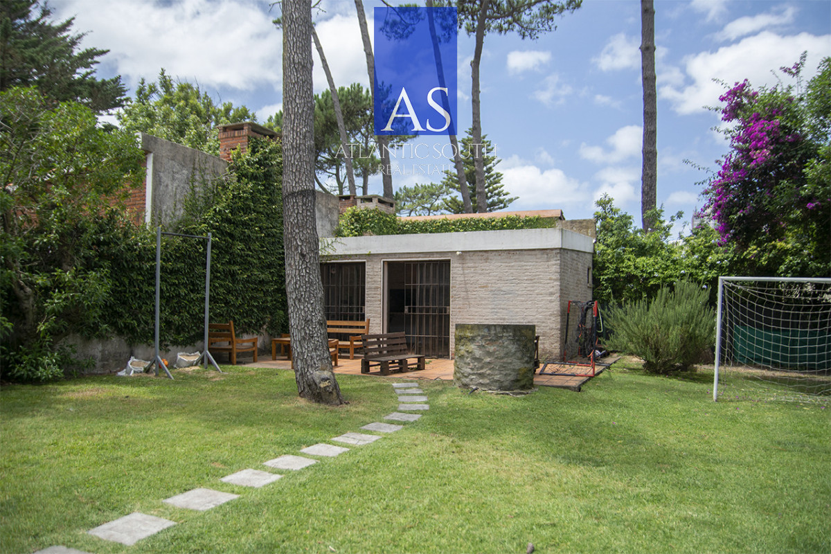 Casa ID.4744 - Exclusiva Casa a 60 Metros del Mar en Playa Mansa | 5 Dormitorios y Amplio Terreno