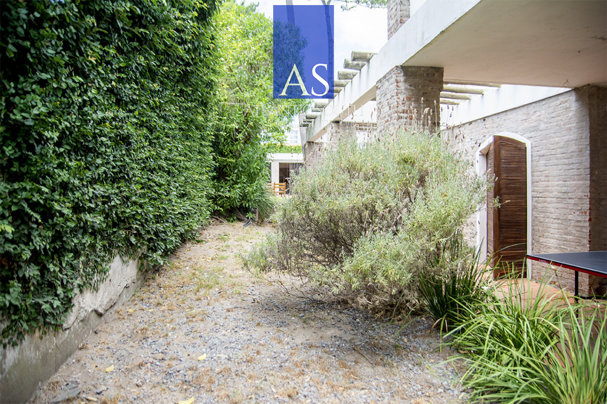 Casa ID.4744 - Exclusiva Casa a 60 Metros del Mar en Playa Mansa | 5 Dormitorios y Amplio Terreno
