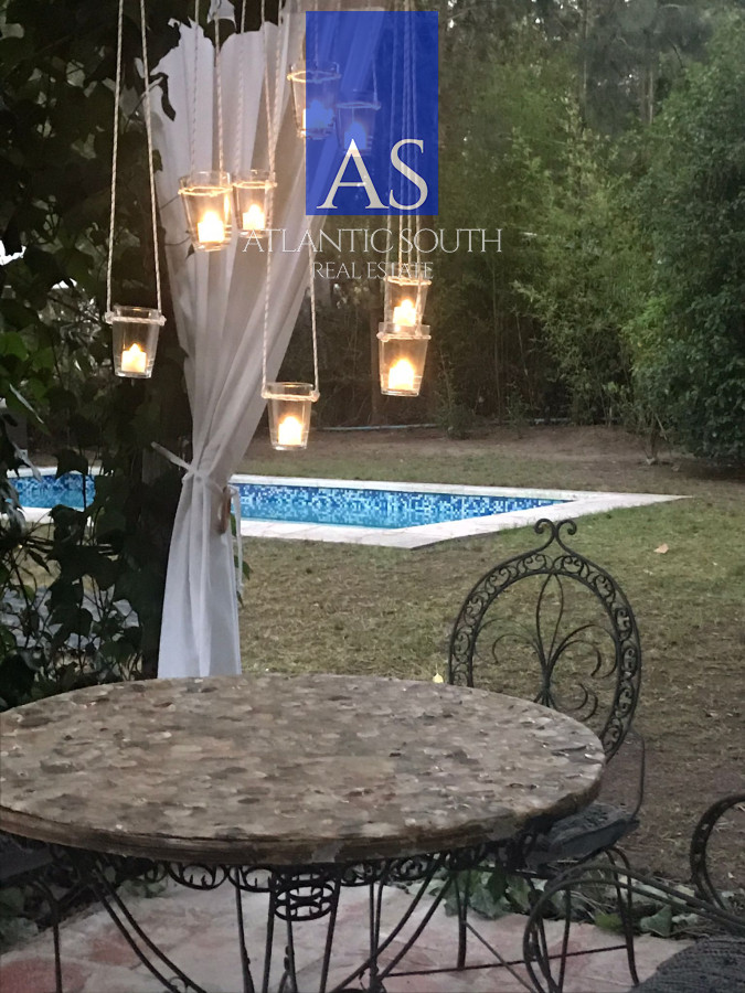 Casa ID.4098 - Casa en venta Chalet de 4 dormitorios, piscina y parrillero Pinares Punta del Este.