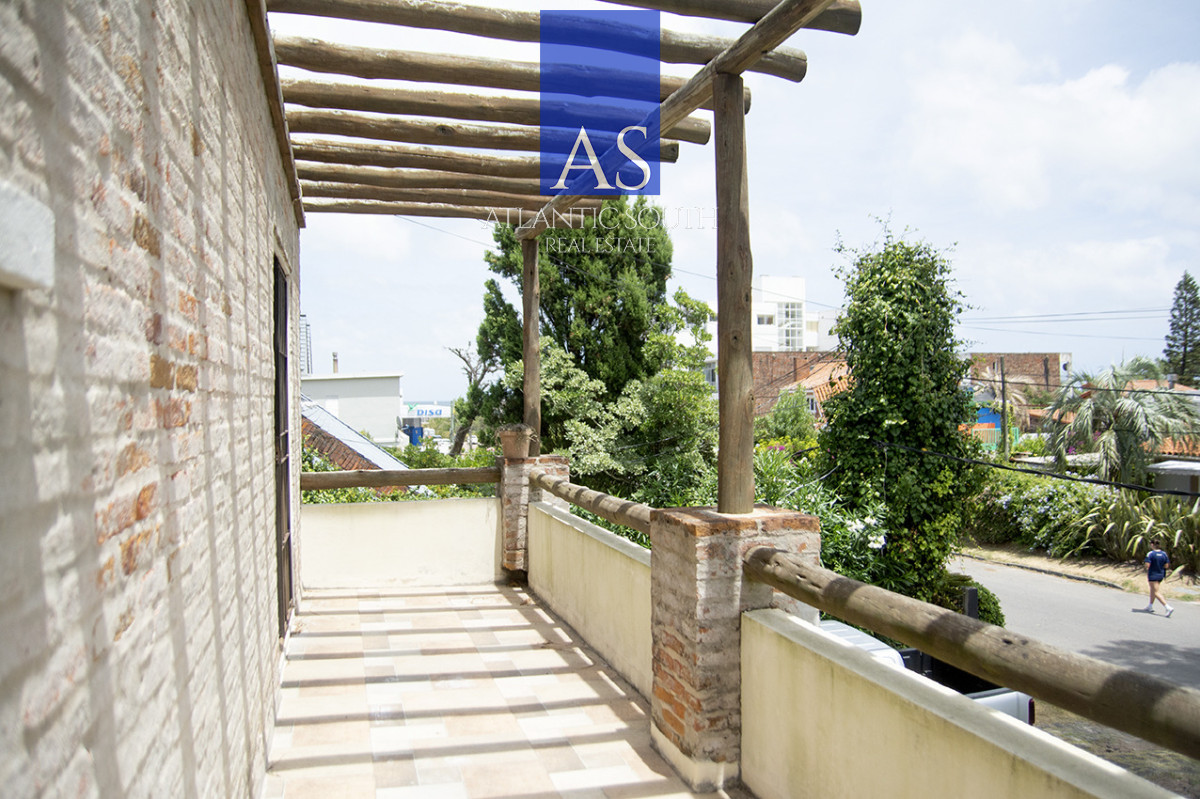 Casa ID.4744 - Exclusiva Casa a 60 Metros del Mar en Playa Mansa | 5 Dormitorios y Amplio Terreno