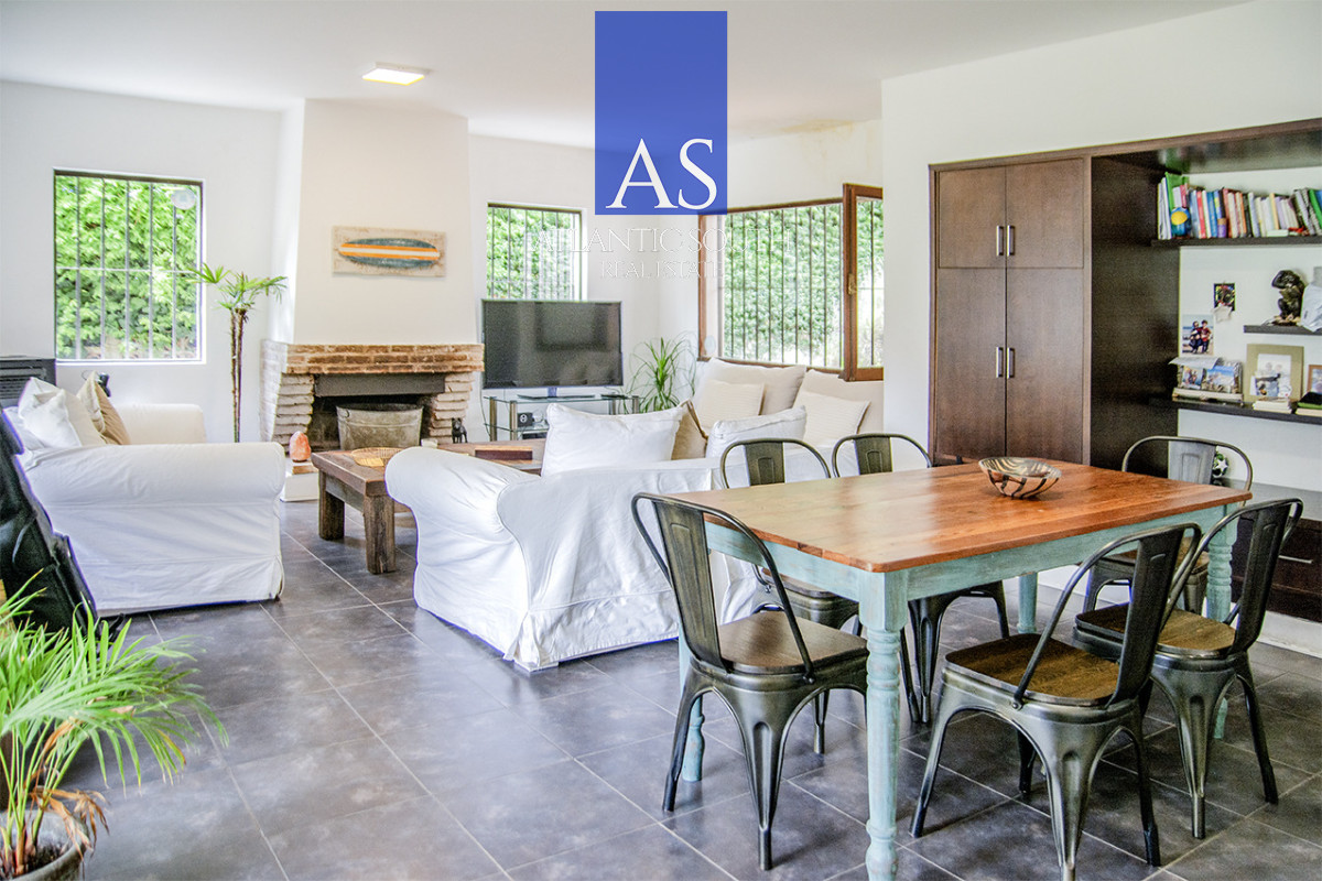 Casa ID.4744 - Exclusiva Casa a 60 Metros del Mar en Playa Mansa | 5 Dormitorios y Amplio Terreno