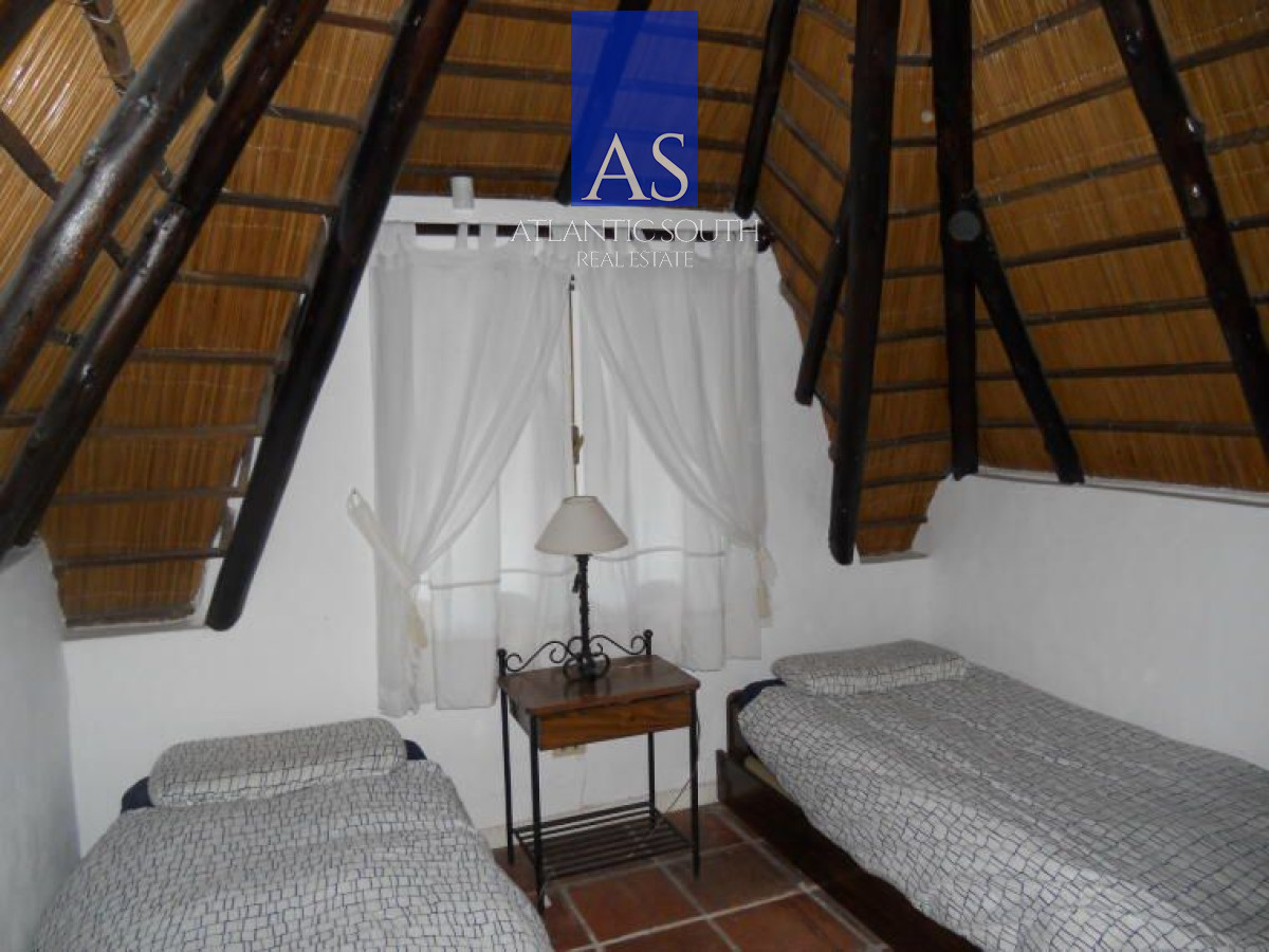 Casa ID.4098 - Casa en venta Chalet de 4 dormitorios, piscina y parrillero Pinares Punta del Este.