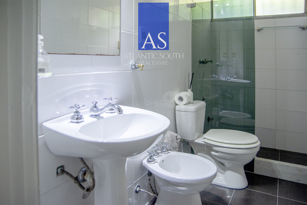 Casa ID.4744 - Exclusiva Casa a 60 Metros del Mar en Playa Mansa | 5 Dormitorios y Amplio Terreno