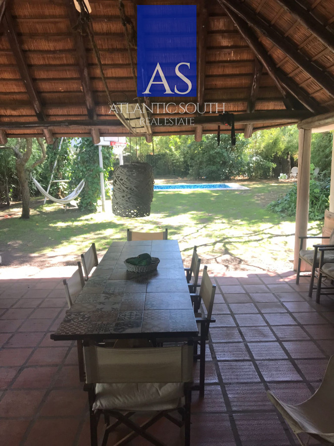 Casa ID.4098 - Casa en venta Chalet de 4 dormitorios, piscina y parrillero Pinares Punta del Este.