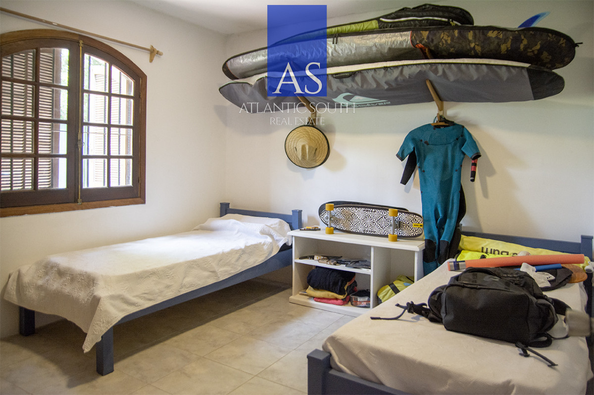 Casa ID.4744 - Exclusiva Casa a 60 Metros del Mar en Playa Mansa | 5 Dormitorios y Amplio Terreno