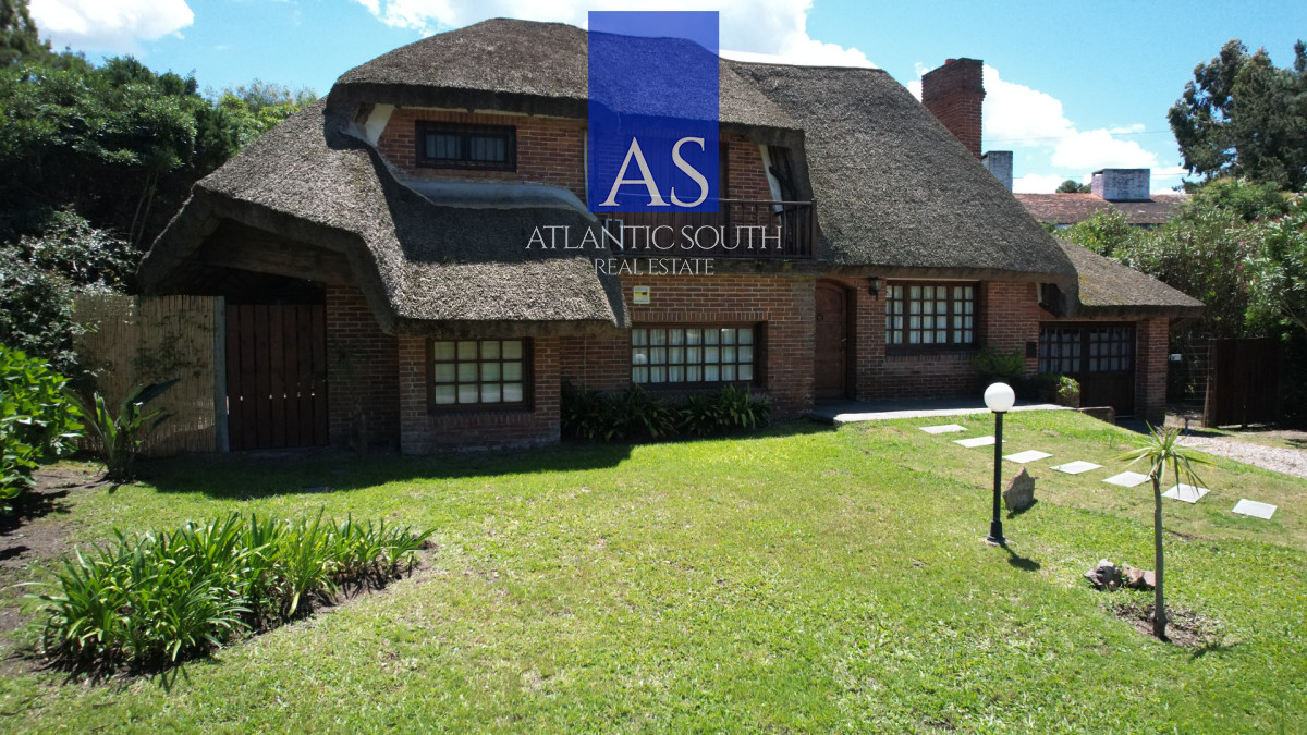 Casa ID.4717 - Casa de 4 dormitorios en venta a 100 metros de Playa Mansa en Pinares Punta del Este