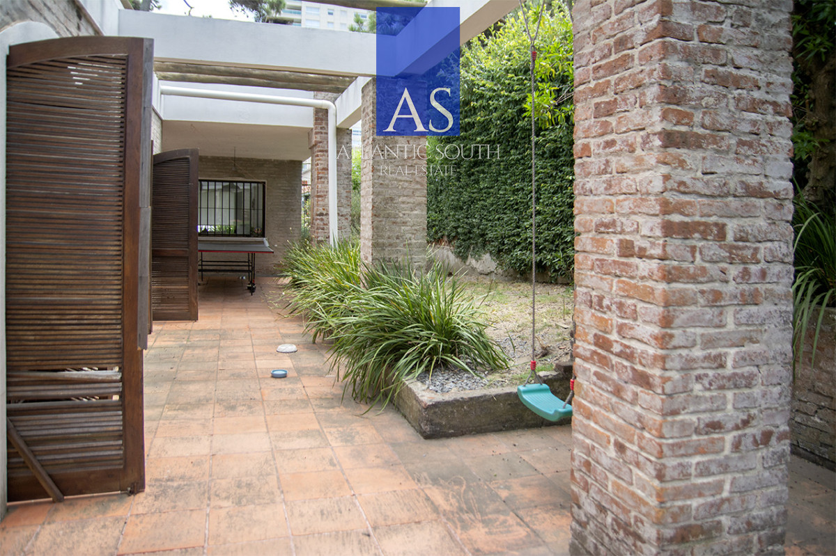 Casa ID.4744 - Exclusiva Casa a 60 Metros del Mar en Playa Mansa | 5 Dormitorios y Amplio Terreno