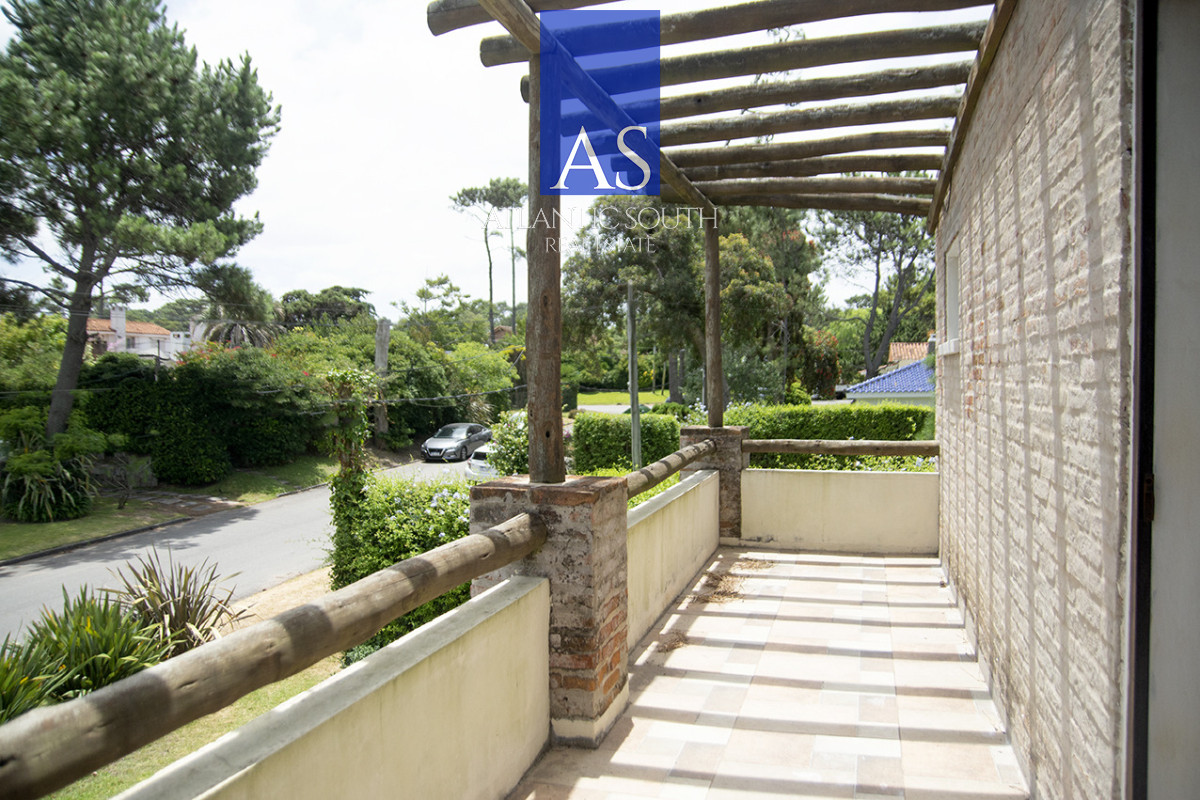 Casa ID.4744 - Exclusiva Casa a 60 Metros del Mar en Playa Mansa | 5 Dormitorios y Amplio Terreno