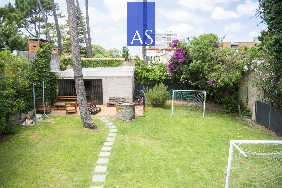 Casa ID.4744 - Exclusiva Casa a 60 Metros del Mar en Playa Mansa | 5 Dormitorios y Amplio Terreno