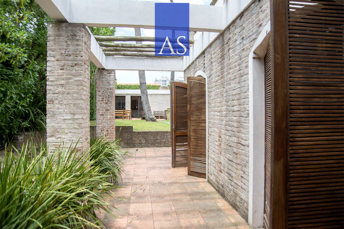 Casa ID.4744 - Exclusiva Casa a 60 Metros del Mar en Playa Mansa | 5 Dormitorios y Amplio Terreno