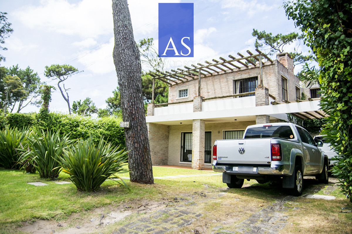 Casa ID.4744 - Exclusiva Casa a 60 Metros del Mar en Playa Mansa | 5 Dormitorios y Amplio Terreno