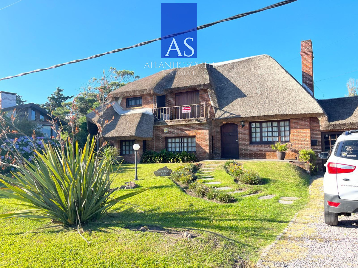 Casa ID.4717 - Casa de 4 dormitorios en venta a 100 metros de Playa Mansa en Pinares Punta del Este