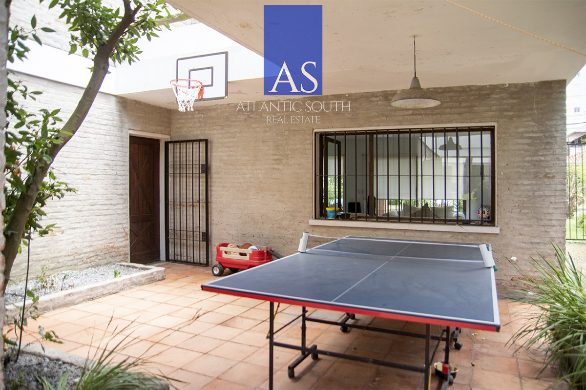 Casa ID.4744 - Exclusiva Casa a 60 Metros del Mar en Playa Mansa | 5 Dormitorios y Amplio Terreno