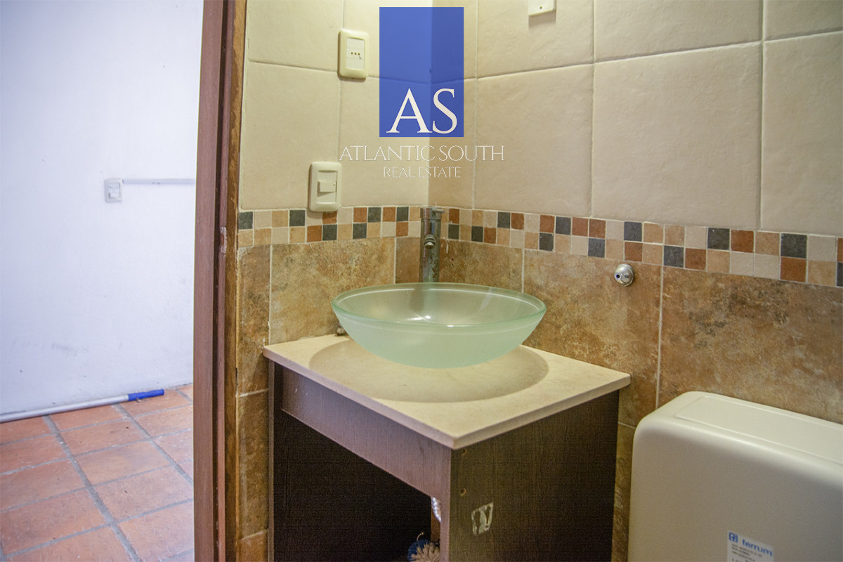 Casa ID.4744 - Exclusiva Casa a 60 Metros del Mar en Playa Mansa | 5 Dormitorios y Amplio Terreno