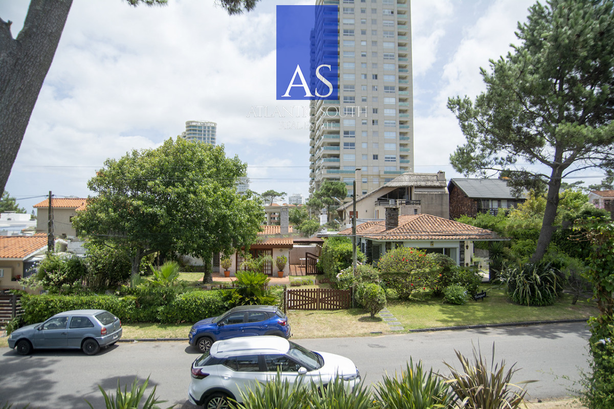 Casa ID.4744 - Exclusiva Casa a 60 Metros del Mar en Playa Mansa | 5 Dormitorios y Amplio Terreno