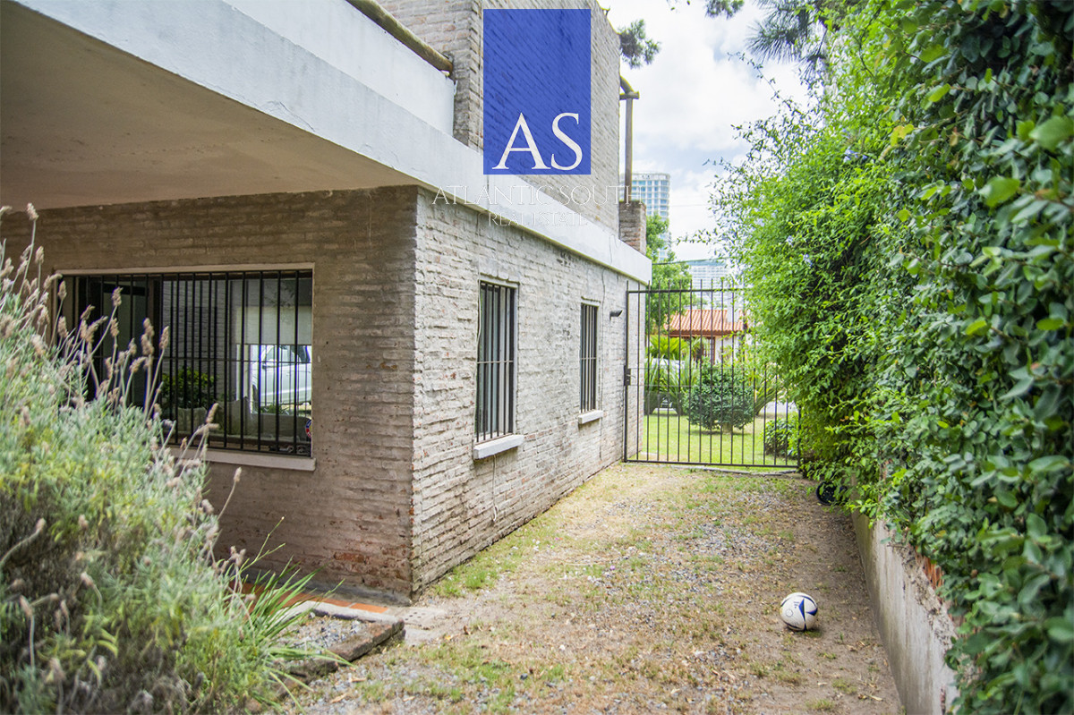 Casa ID.4744 - Exclusiva Casa a 60 Metros del Mar en Playa Mansa | 5 Dormitorios y Amplio Terreno