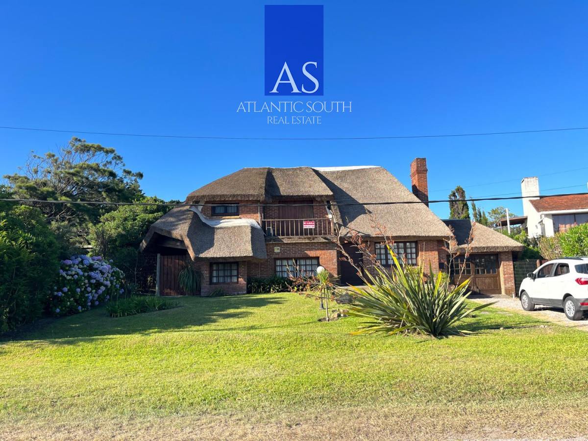 Casa ID.4717 - Casa de 4 dormitorios en venta a 100 metros de Playa Mansa en Pinares Punta del Este