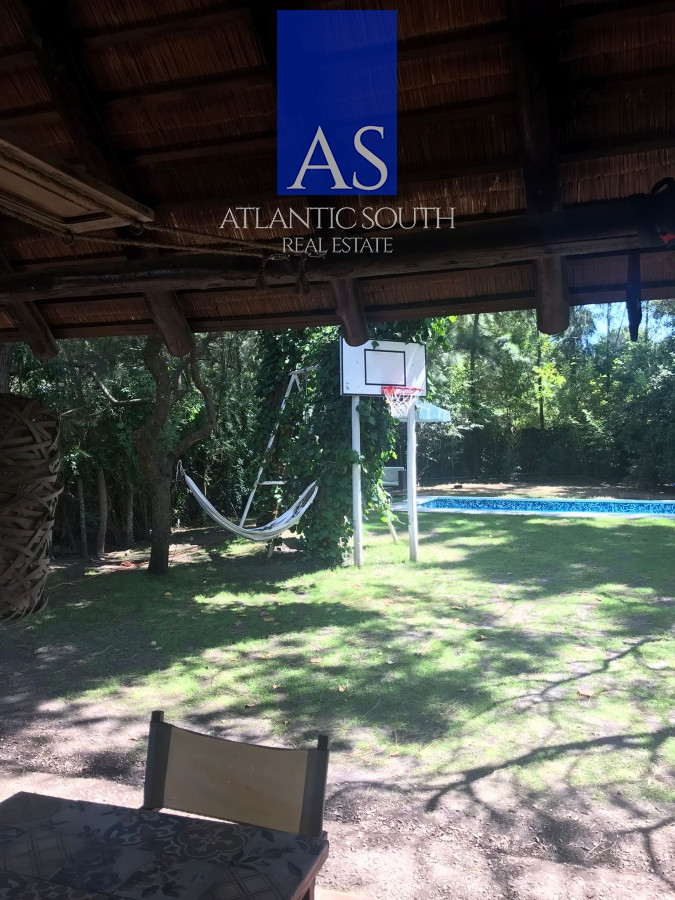 Casa ID.4098 - Casa en venta Chalet de 4 dormitorios, piscina y parrillero Pinares Punta del Este.