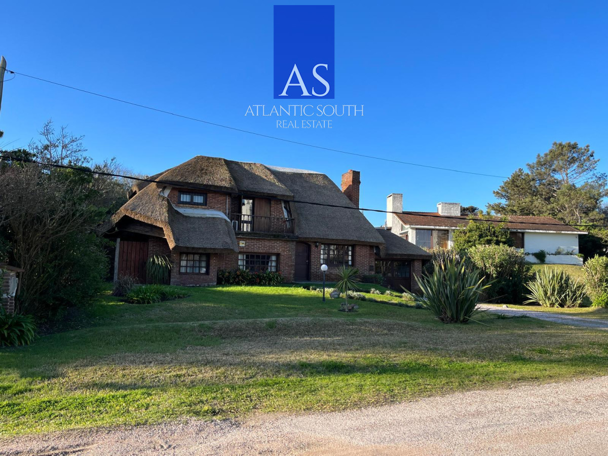 Casa ID.4717 - Casa de 4 dormitorios en venta a 100 metros de Playa Mansa en Pinares Punta del Este