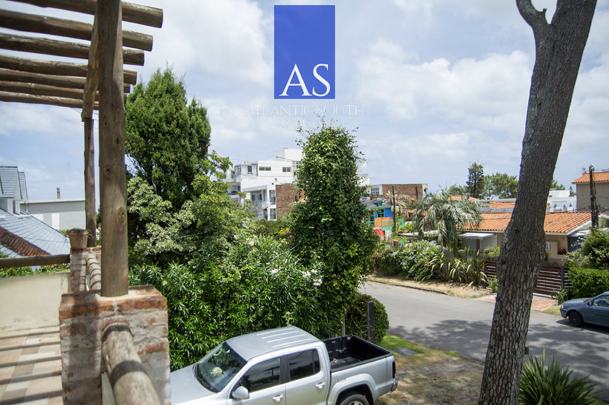Casa ID.4744 - Exclusiva Casa a 60 Metros del Mar en Playa Mansa | 5 Dormitorios y Amplio Terreno