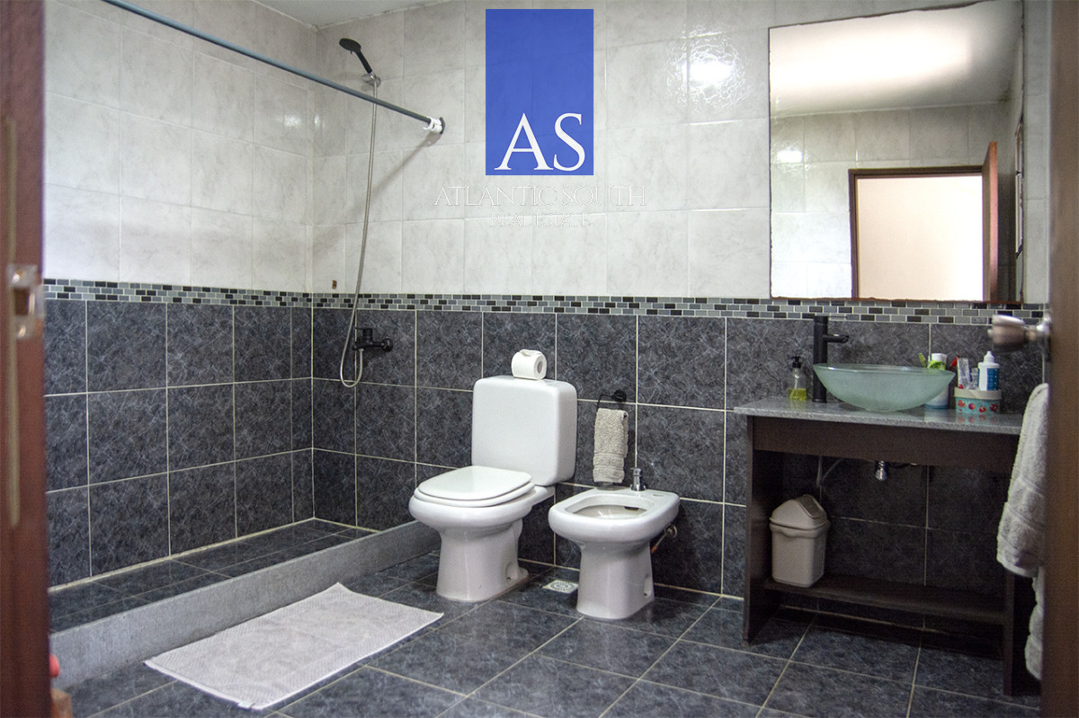 Casa ID.4744 - Exclusiva Casa a 60 Metros del Mar en Playa Mansa | 5 Dormitorios y Amplio Terreno