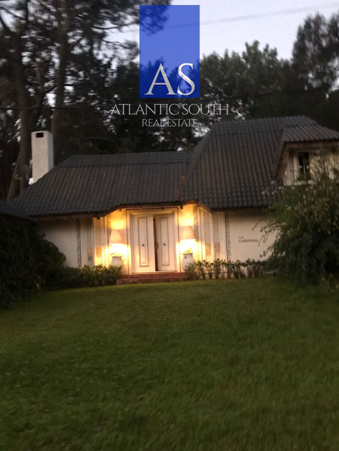 Casa ID.4098 - Casa en venta Chalet de 4 dormitorios, piscina y parrillero Pinares Punta del Este.