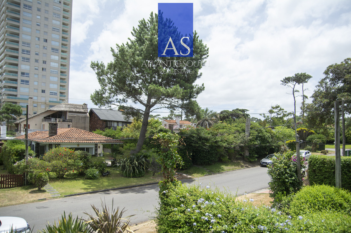 Casa ID.4744 - Exclusiva Casa a 60 Metros del Mar en Playa Mansa | 5 Dormitorios y Amplio Terreno
