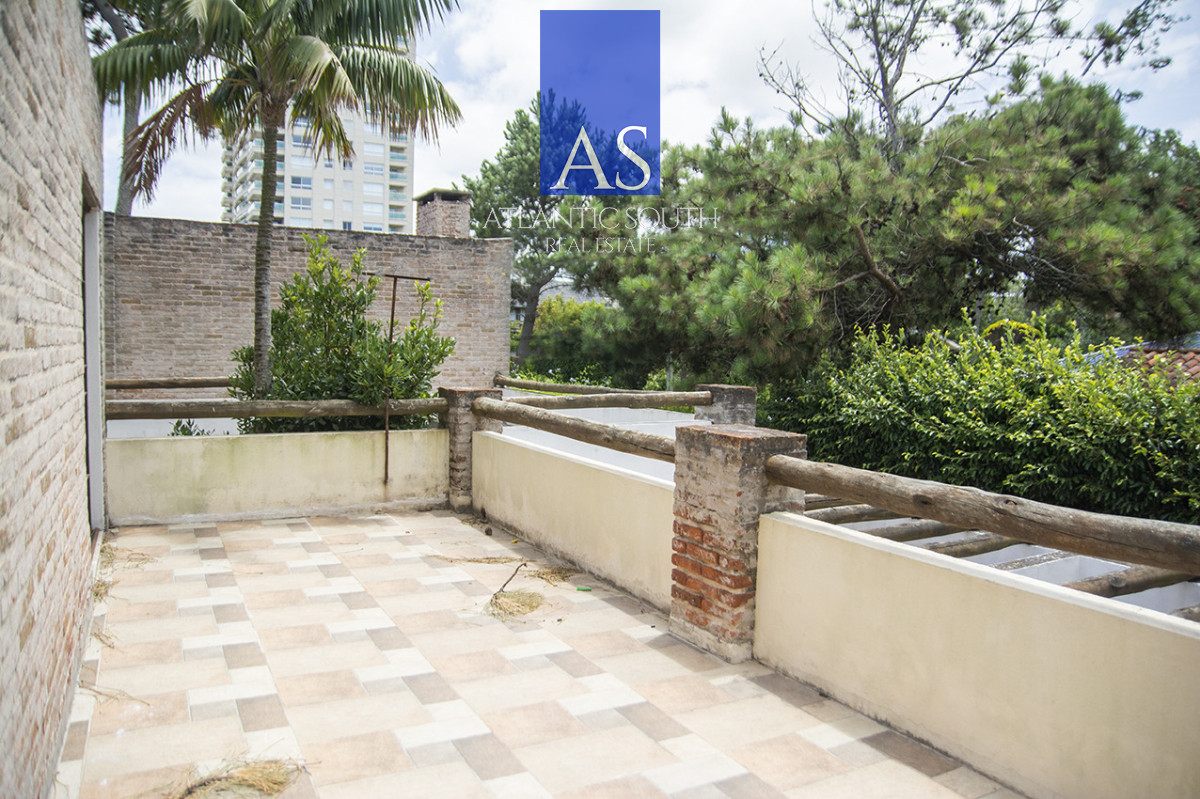 Casa ID.4744 - Exclusiva Casa a 60 Metros del Mar en Playa Mansa | 5 Dormitorios y Amplio Terreno