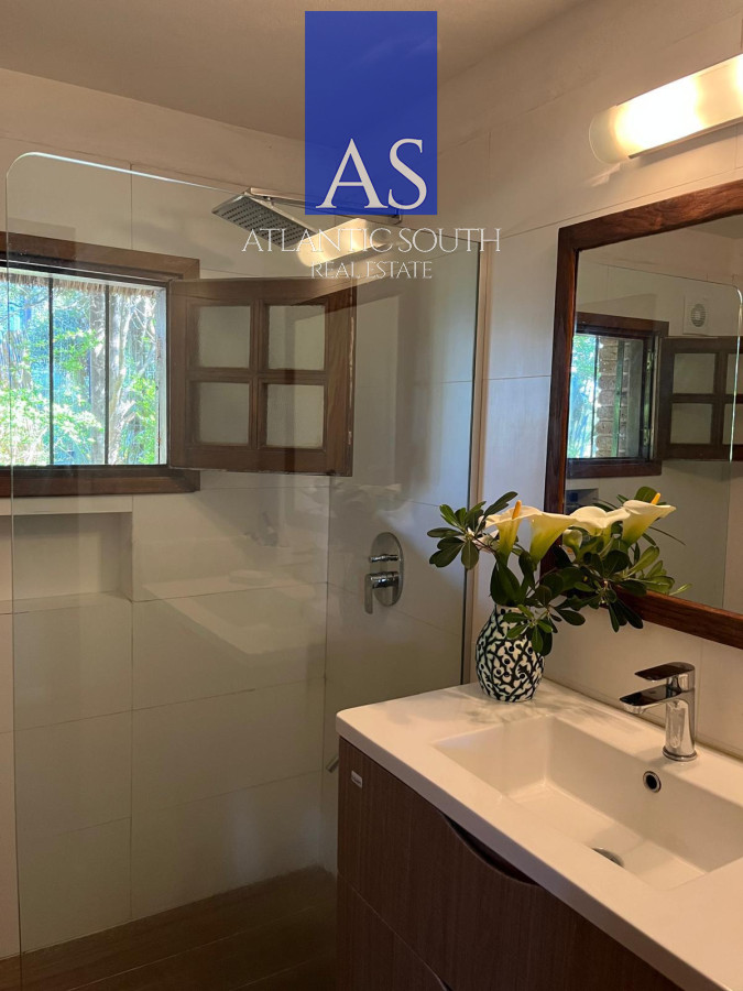 Casa ID.4717 - Casa de 4 dormitorios en venta a 100 metros de Playa Mansa en Pinares Punta del Este