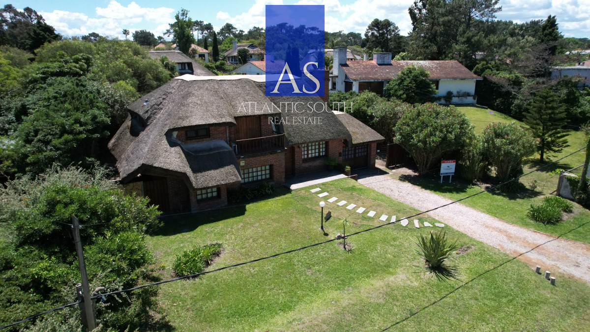Casa ID.4717 - Casa de 4 dormitorios en venta a 100 metros de Playa Mansa en Pinares Punta del Este