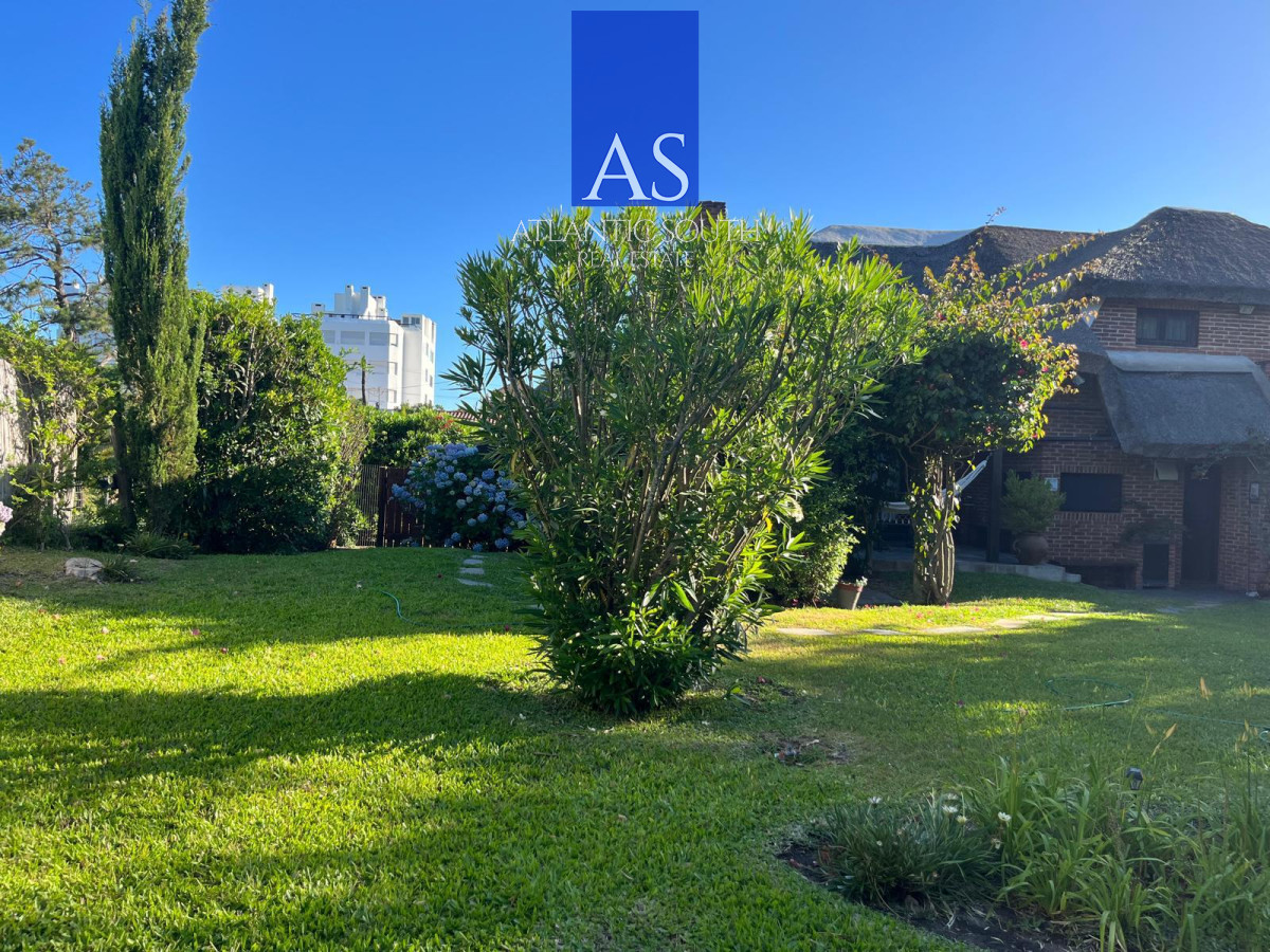 Casa ID.4717 - Casa de 4 dormitorios en venta a 100 metros de Playa Mansa en Pinares Punta del Este