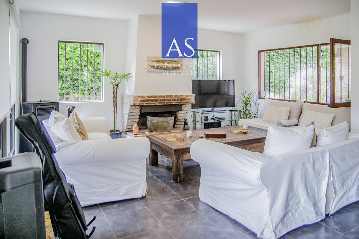 Casa ID.4744 - Exclusiva Casa a 60 Metros del Mar en Playa Mansa | 5 Dormitorios y Amplio Terreno