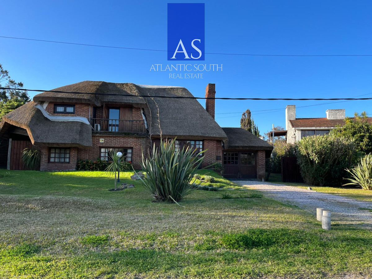 Casa ID.4717 - Casa de 4 dormitorios en venta a 100 metros de Playa Mansa en Pinares Punta del Este