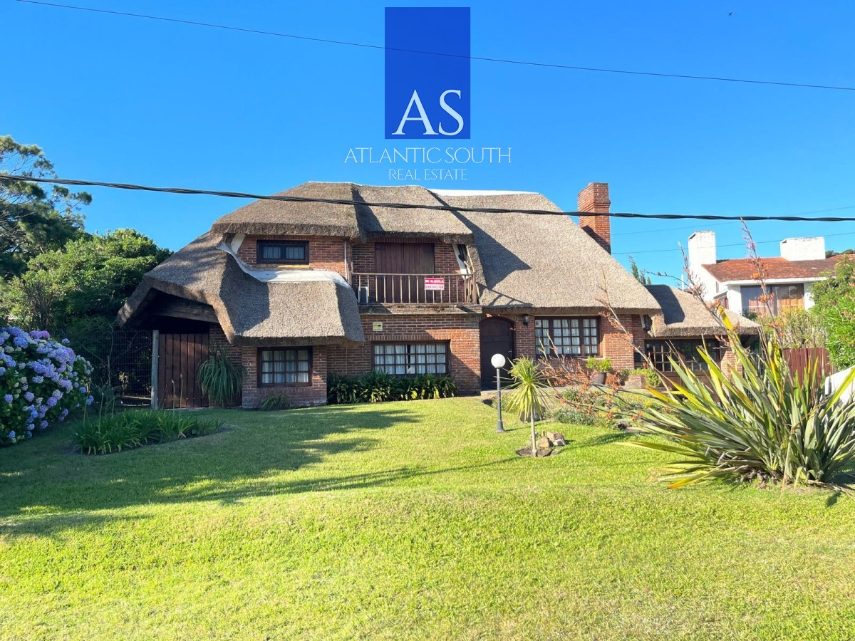 Casa ID.4717 - Casa de 4 dormitorios en venta a 100 metros de Playa Mansa en Pinares Punta del Este