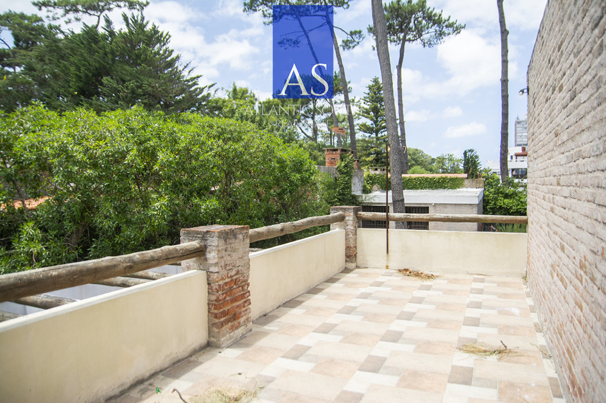Casa ID.4744 - Exclusiva Casa a 60 Metros del Mar en Playa Mansa | 5 Dormitorios y Amplio Terreno