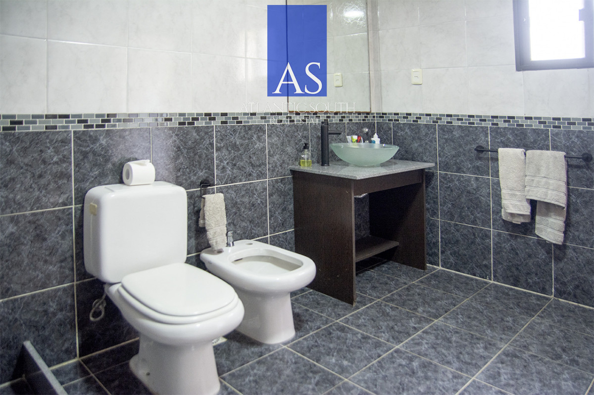 Casa ID.4744 - Exclusiva Casa a 60 Metros del Mar en Playa Mansa | 5 Dormitorios y Amplio Terreno