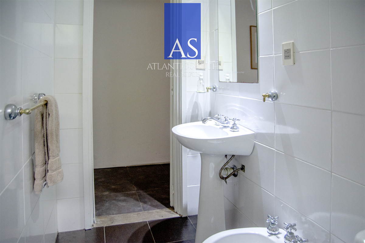 Casa ID.4744 - Exclusiva Casa a 60 Metros del Mar en Playa Mansa | 5 Dormitorios y Amplio Terreno