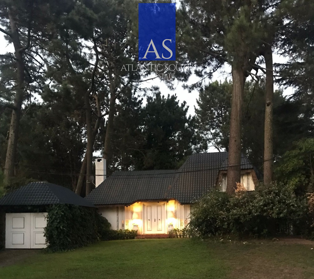 Casa ID.4098 - Casa en venta Chalet de 4 dormitorios, piscina y parrillero Pinares Punta del Este.