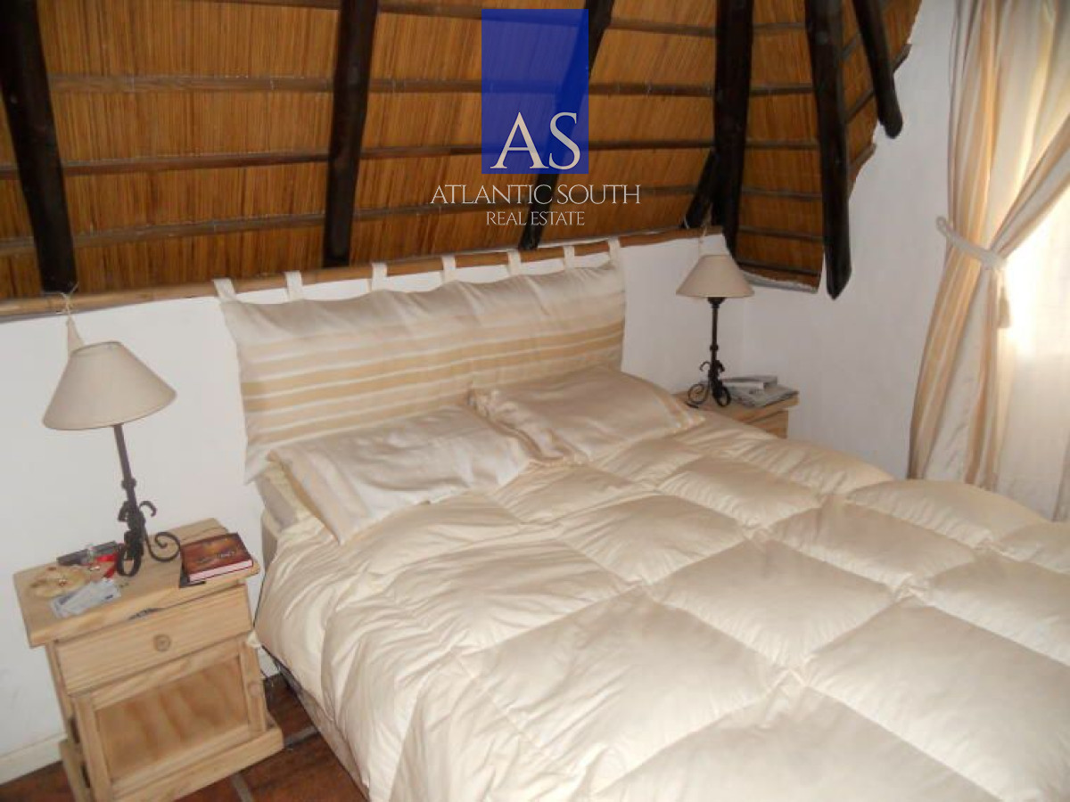 Casa ID.4098 - Casa en venta Chalet de 4 dormitorios, piscina y parrillero Pinares Punta del Este.