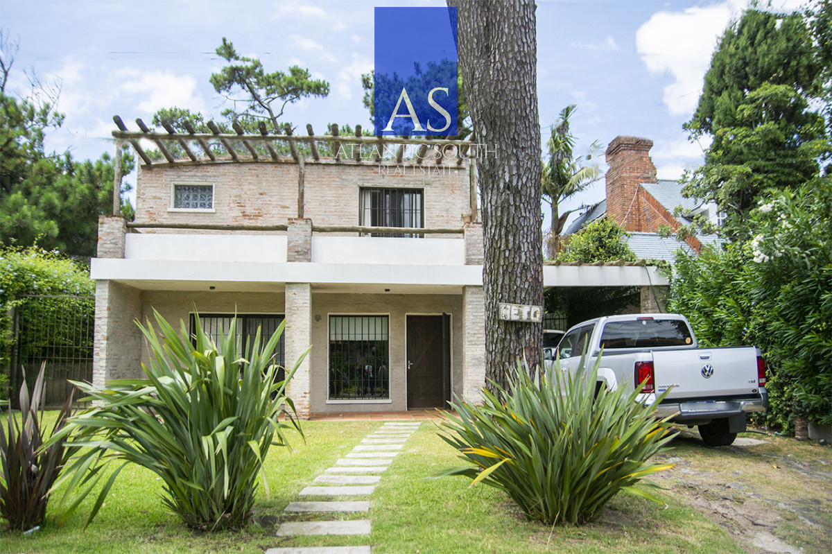 Casa ID.4744 - Exclusiva Casa a 60 Metros del Mar en Playa Mansa | 5 Dormitorios y Amplio Terreno
